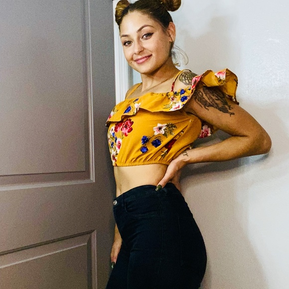 FLORAL TOP - RUFFLED  & PERFECT CONDITION (YELLOW) - Picture 4 of 4